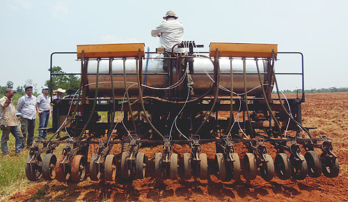 Mecanização agrícola - utilização de plantadeira.